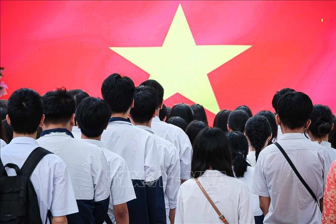 Hàng trăm học sinh chào cờ trong lễ bế giảng cuối năm dưới sân trường THPT Đoàn Kết – Hai Bà Trưng. Ảnh: Phạm Tuấn Anh - TTXVN