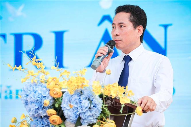 Thầy hiệu trưởng Lê Việt Dương phát biểu trong lễ bế giảng năm học, gửi lời nhắn nhủ tới học sinh cuối cấp trước khi rời mái trường THPT Đoàn Kết - Hai Bà Trưng. Ảnh: Phạm Tuấn Anh - TTXVN