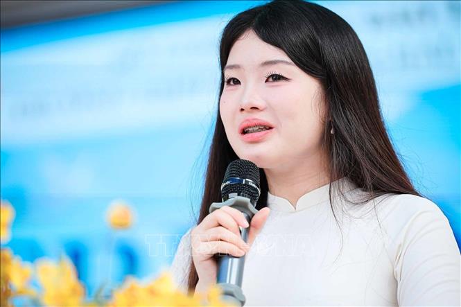 Bạn Trần Lê An Tiên lớp 12D7 nghẹn ngào phát biểu trong lễ bế giảng cuối cấp, gửi lời tạm biệt tới thầy cô, bạn bè và những năm tháng thanh xuân dưới mái trường THPT Đoàn Kết - Hai Bà Trưng. Ảnh: Phạm Tuấn Anh - TTXVN