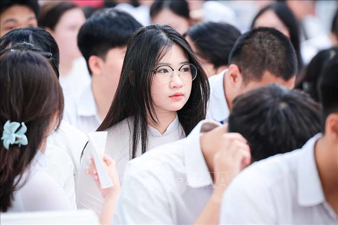 Ánh mắt lặng đi giữa không khí rộn ràng của lễ bế giảng như níu lại những ngày tháng quen thuộc dưới mái trường. Ảnh: Phạm Tuấn Anh - TTXVN
