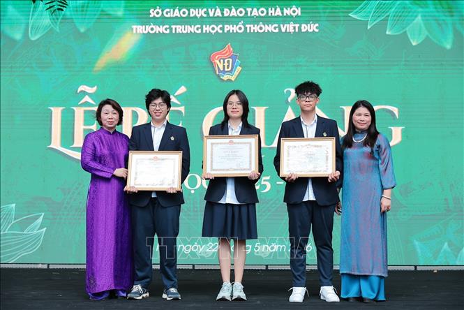 Nhà giáo Nguyễn Thị Quỳnh Hoa và Nhà giáo Bùi Thanh Huyền, Phó Hiệu trưởng nhà trường trao bằng khen cho học sinh đạt thành tích suất sắc trong các cuộc thi cấp Quốc gia năm học 2025 - 2026. Ảnh: Lê Đông - TTXVN