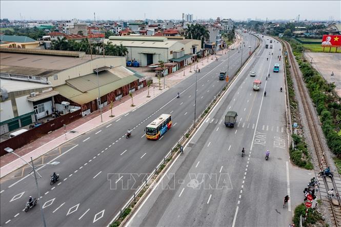Không gian đô thị và sản xuất dọc Quốc lộ 1A khu vực cửa ngõ phía Nam Thủ đô, nơi đang hình thành các cực tăng trưởng mới của Hà Nội. Ảnh: Trung Nguyên - TTXVN