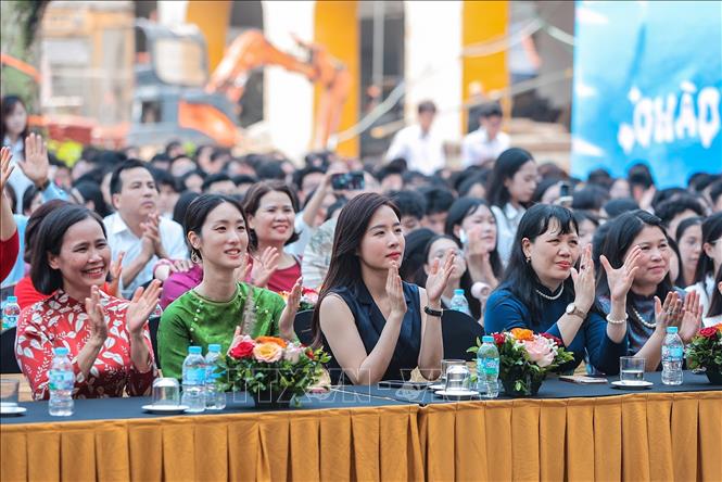 Thầy cô và các phụ huynh tham dự buổi lễ bế giảng. Ảnh: Lê Đông - TTXVN