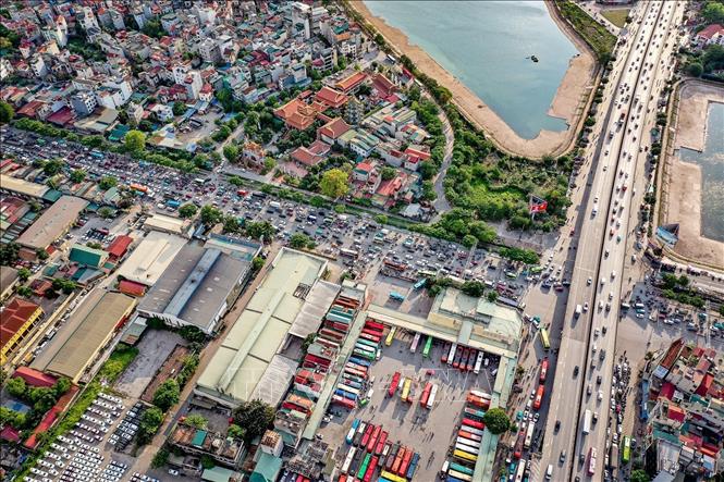 Khu vực Bến xe Nước Ngầm, trung tâm logistics và các tuyến kết nối trên địa bàn xã Thanh Trì (Hà Nội), một trong những điểm nhấn phát triển trên hành lang Quốc lộ 1A. Ảnh: Trung Nguyên - TTXVN