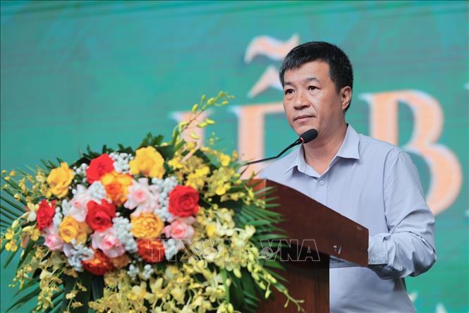 Ông Đoàn Ngọc Dương, đại diện cha mẹ học sinh chia sẻ tại buổi lễ bế giảng. Ảnh: Lê Đông - TTXVN