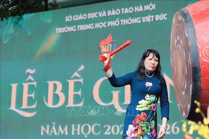 Nhà giáo, TS Nguyễn Bội Quỳnh, Bí thư Đảng ủy, hiệu trưởng trường THPT Việt Đức thực hiện nghi thức trống trường bế giảng năm học 2025 - 2026. Ảnh: Lê Đông - TTXVN