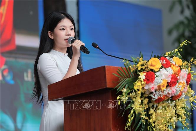 Học sinh Nguyễn Thị Hà Anh, lớp 12D1 đại diện học sinh phát biểu tại buổi lễ bế giảng. Ảnh: Lê Đông - TTXVN