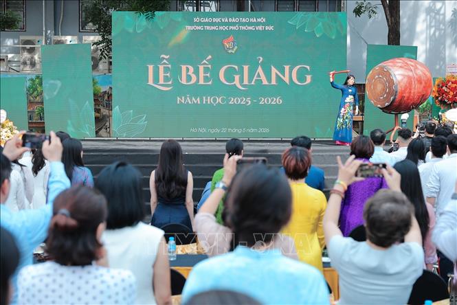 Nhà giáo, TS Nguyễn Bội Quỳnh, Bí thư Đảng ủy, hiệu trưởng trường THPT Việt Đức thực hiện nghi thức đánh trống bế giảng năm học 2025 - 2026. Ảnh: Lê Đông - TTXVN