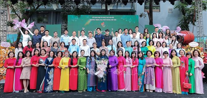 Các đại biểu, Ban giam hiệu nhà trường cùng học sinh trường THPT Việt Đức lưu giữ kỷ niệm tại lễ bế giảng năm học 2025 - 2026. Ảnh: Lê Đông - TTXVN