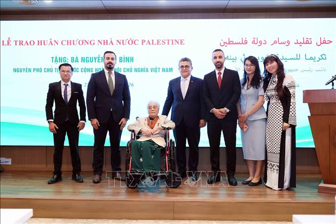 Nguyên Phó Chủ tịch nước Nguyễn Thị Bình với cán bộ, nhân viên Đại sứ quán Nhà nước Palestine tại Việt Nam. Ảnh: An Đăng - TTXVN