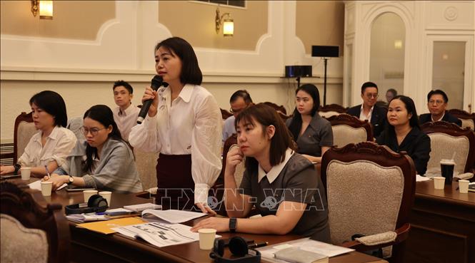 Đại diện công ty quản lý quỹ thảo luận về một số quy định mới liên quan đến bảo hiểm hưu trí bổ sung. Ảnh: Hứa Chung-TTXVN