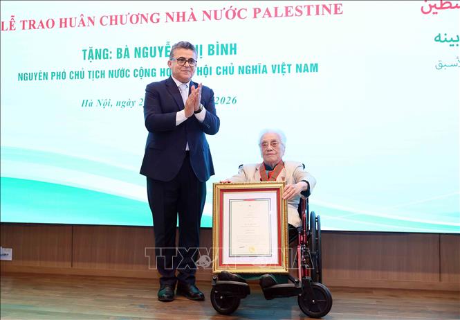 Đại sứ đặc mệnh toàn quyền Nhà nước Palestine tại Việt Nam Saadi Salama trao tặng Huân chương 