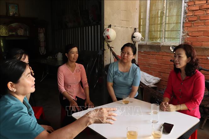 Hội nữ doanh nhân thành phố Hồ Chí Minh và Hội Liên hiệp Phụ nữ tỉnh Đồng Tháp khảo sát tỉnh hình sản xuất của phụ nữ xã Tân Phước 1. Ảnh: Hồng Nhung - TTXVN