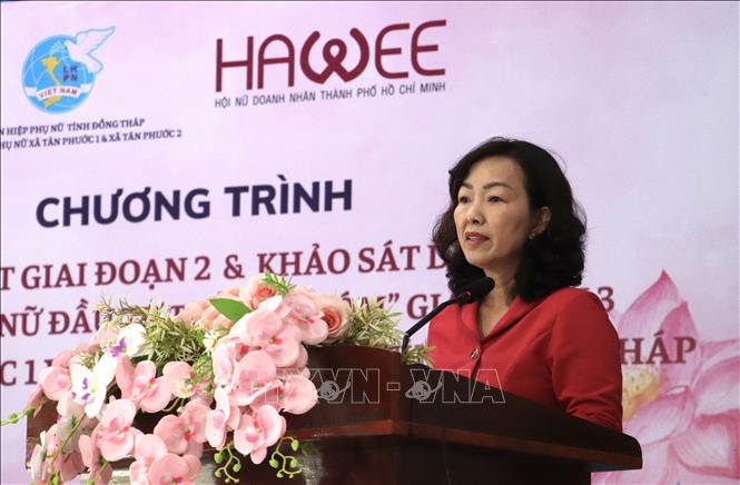 Bà Nguyễn Thị Cúc, Phó Chủ tịch Hội Liên hiệp Phụ nữ tỉnh Đồng Tháp, phát biểu tri ân sự hỗ trợ cho phụ nữ Tân Phước 1 và Tân Phước 2. Ảnh: Hồng Nhung - TTXVN