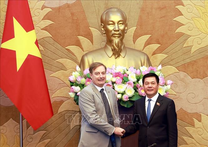 Phó Chủ tịch Quốc hội Nguyễn Hồng Diên và Chủ tịch EuroCham Bruno Jaspaert. Ảnh: Tuấn Anh - TTXVN