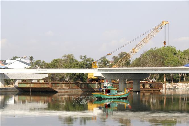 Dự án cầu Văn Thánh nối phường Bình Thuận và phường Tiến Thành đang được đẩy nhanh tiến độ thi công. Ảnh: Nguyễn Thanh - TTXVN