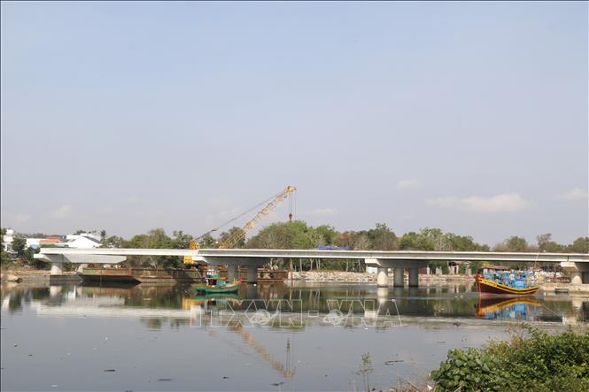 Dự án cầu Văn Thánh nối phường Bình Thuận và phường Tiến Thành đang được đẩy nhanh tiến độ thi công. Ảnh: Nguyễn Thanh - TTXVN