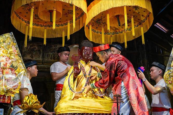Nghi lễ “Phong áo Phật” - nghi lễ cổ được lưu giữ thể hiện chiều sâu văn hóa tâm linh mà còn phản ánh tinh thần gắn kết cộng đồng được lưu truyền qua nhiều thế hệ. Ảnh: Khánh Hoà - TTXVN