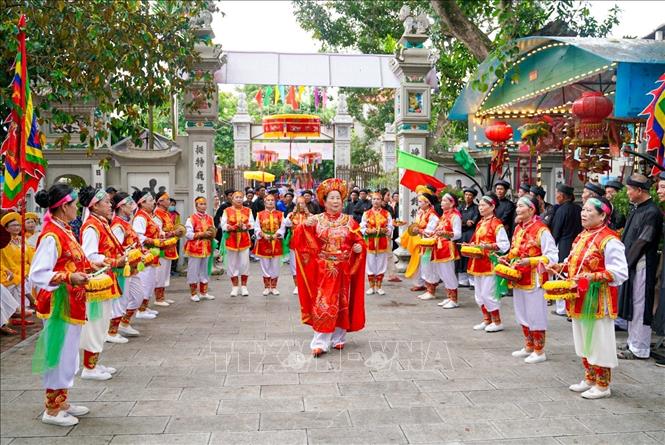 Không gian lễ hội làng Keo rực rỡ sắc màu cờ hội và trang phục truyền thống. Ảnh: Khánh Hoà - TTXVN .