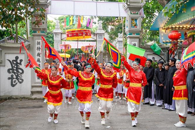 Không gian lễ hội làng Keo rực rỡ sắc màu cờ hội và trang phục truyền thống. Ảnh: Khánh Hoà - TTXVN .