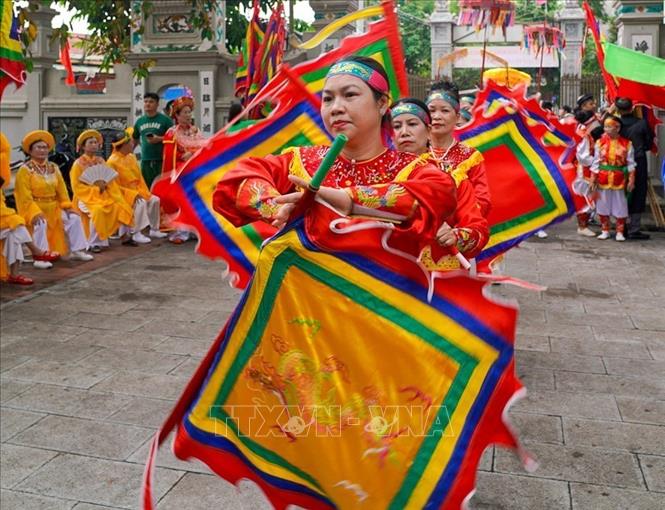 Không gian lễ hội làng Keo rực rỡ sắc màu cờ hội và trang phục truyền thống. Ảnh: Khánh Hoà - TTXVN .