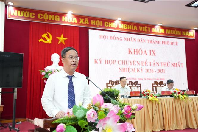 Chủ tịch HĐND thành phố Huế Phạm Đức Tiến phát biểu tại kỳ họp. Ảnh: Mai Trang - TTXVN 