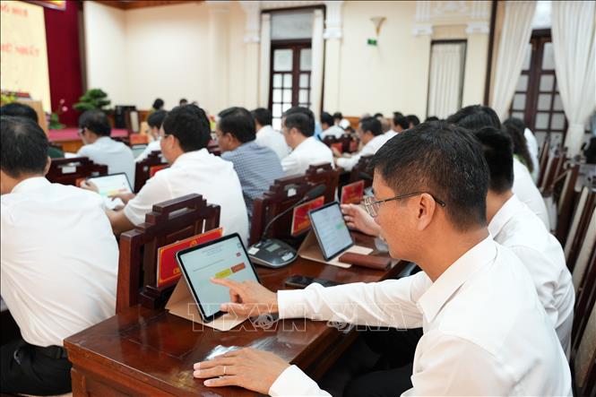 Đại biểu HĐND thành phố Huế khoá IX biểu quyết thông qua Nghị quyết. Ảnh: Mai Trang- TTXVN 