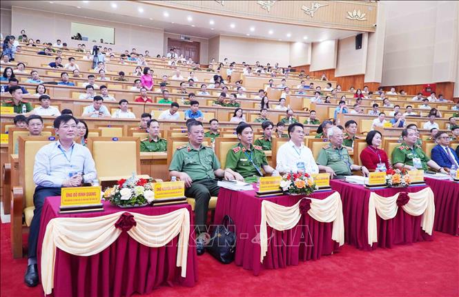Các đại biểu tham dự hội thảo khoa học với chủ đề 