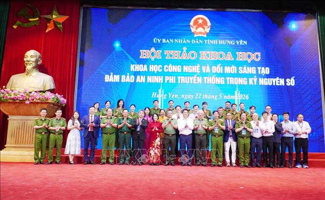 Các đại biểu tham dự hội thảo khoa học với chủ đề 