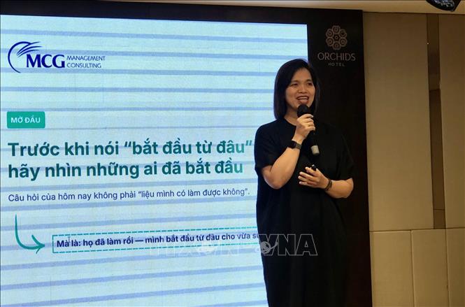 Bà Nguyễn Cẩm Chi, Giám đốc Khối tư vấn phát triển bền vững, Công ty Tư vấn và quản lý MCG chia sẻ giải pháp ESG. Ảnh: Mỹ Phương - TTXVN