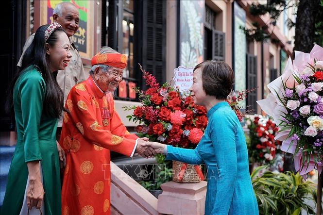 Tổng Giám đốc TTXVN Vũ Việt Trang đón tiếp Nhà nghiên cứu Nguyễn Đình Tư (106 tuổi) - nhân chứng của hai thế kỷ, học giả dành trọn đời cho văn hóa, lịch sử và tri thức Việt Nam. Ảnh: Phạm Tuấn Anh - TTXVN