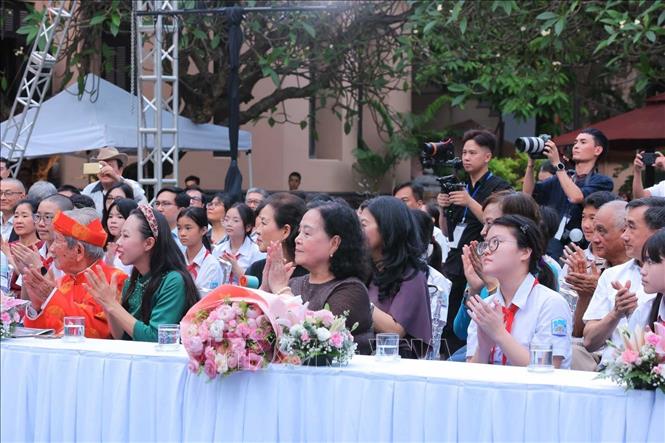 Các tác giả đạt giải tham dự buổi lễ. Ảnh: Hoàng Hiếu -TTXVN
