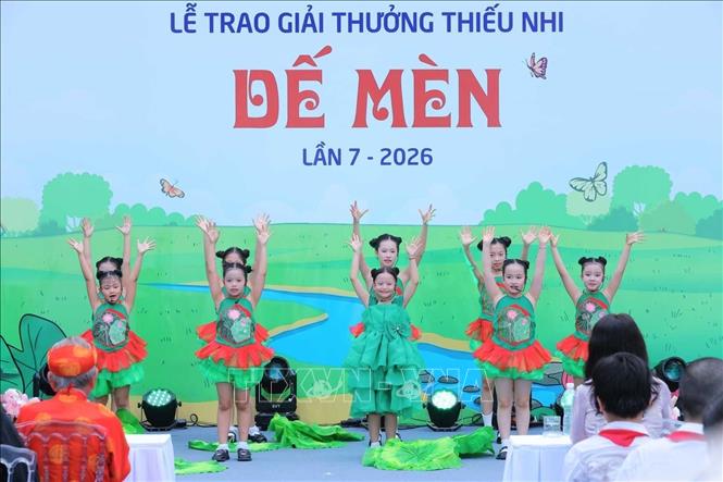 Tiết mục văn nghệ biểu diễn tại chương trình. Ảnh: Hoàng Hiếu   TTXVN