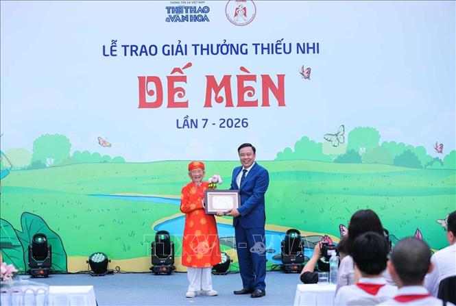 Ông Nguyễn Thiện Thuật, Tổng biên tập Báo Thể thao và Văn hóa, Trưởng ban Tổ chức Giải trao Chứng nhận 