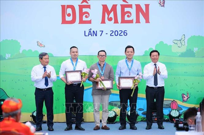 Phó trưởng Ban Tuyên giáo và Dân vận Trung ương Trần Thanh Lâm (bên phải) và Chủ tịch UBND thành phố Hà Nội Vũ Đại Thắng trao Giải thưởng 