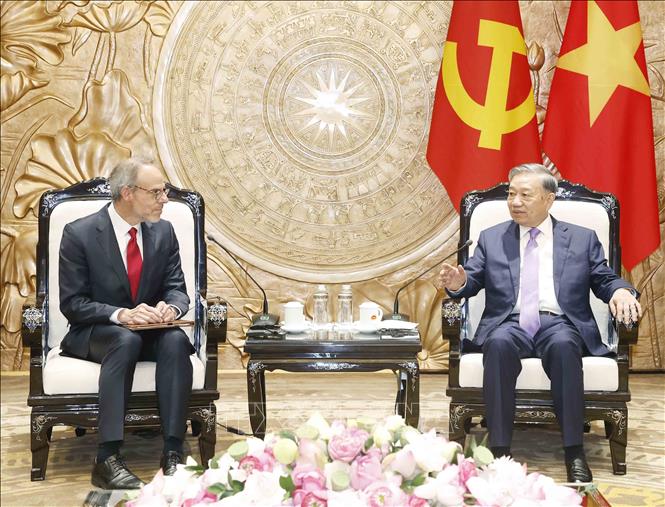 Tổng Bí thư, Chủ tịch nước Tô Lâm tiếp ông David Zapolsky, Phó Chủ tịch cấp cao, Giám đốc Pháp lý và Quan hệ Toàn cầu của tập đoàn Amazon. Ảnh: Thống Nhất – TTXVN