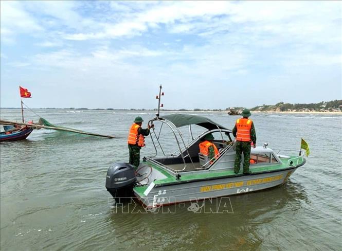 Lực lượng chức năng đã cứu hộ thành công tàu cá TH-91969-TS, bảo đảm an toàn tuyệt đối cho người và phương tiện. Ảnh: TTXVN phát