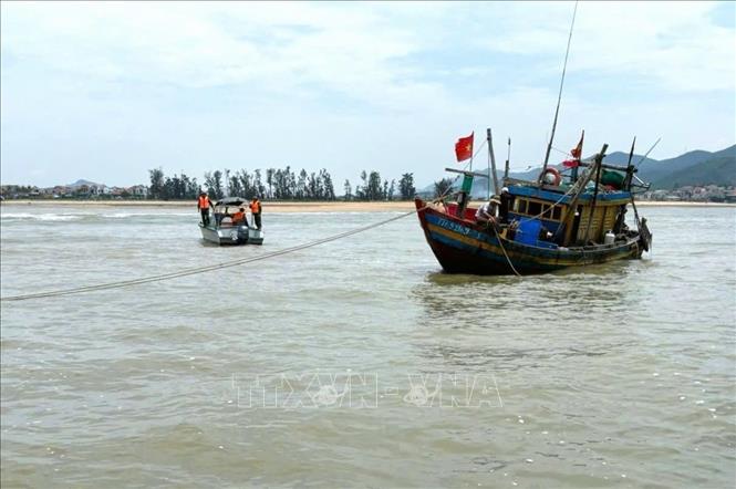 Lực lượng chức năng đã cứu hộ thành công tàu cá TH-91969-TS, bảo đảm an toàn tuyệt đối cho người và phương tiện. Ảnh: TTXVN phát