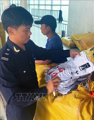 Sản phẩm vi phạm giả mạo nhãn hiệu, xâm phạm quyền sở hữu trí tuệ, do lực lượng Hải quan thuộc Chi cục Hải quan khu vực IX phát hiện. Ảnh: TTXVN phát