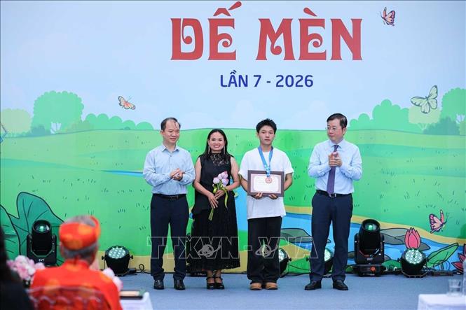 Tổng Giám đốc Đài Truyền hình Việt Nam Nguyễn Thanh Lâm và PGS. TS Bùi Hoài Sơn, Uỷ viên Thường trực Uỷ ban Văn hóa, Giáo dục của Quốc hội, trao giải 