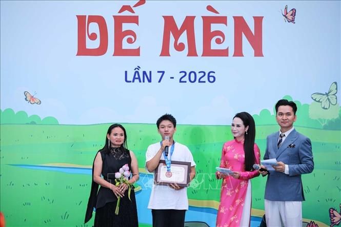Họa sĩ nhí Nguyễn Đăng Hải Nam phát biểu khi nhận giải 