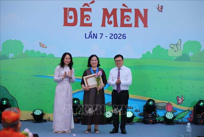 Bộ trưởng Bộ Văn hóa, Thể thao và Du lịch Lâm Thị Phương Thanh và Tổng biên tập Báo Nhân Dân Lê Quốc Minh trao Giải thưởng Lớn - “Thành tựu trọn đời – Hiệp sĩ Dế Mèn” vinh danh cố PGS.TS - Hoạ sĩ - đạo diễn - NSND Ngô Mạnh Lân cho đại diện gia đình. Ảnh: Hoàng Hiếu - TTXVN