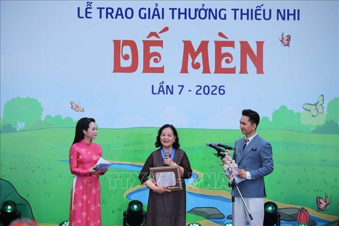 NSND Ngọc Lan, Phu nhân cố PGS.TS - Hoạ sĩ - đạo diễn - NSND Ngô Mạnh Lân phát biểu khi ông được trao Giải thưởng Lớn - “Thành tựu trọn đời – Hiệp sĩ Dế Mèn”. Ảnh: Hoàng Hiếu - TTXVN