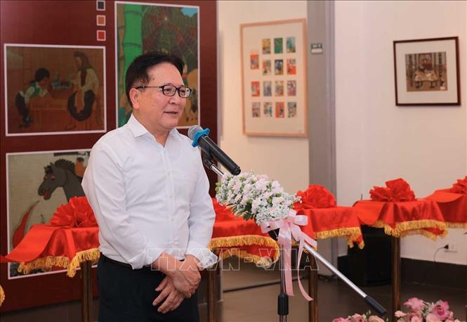 NSND Vương Duy Biên phát biểu trước lễ khai mạc triển lãm “Thế giới tuổi thơ qua các tác phẩm của cố NSND Ngô Mạnh Lân”. Ảnh: Hoàng Hiếu - TTXVN
