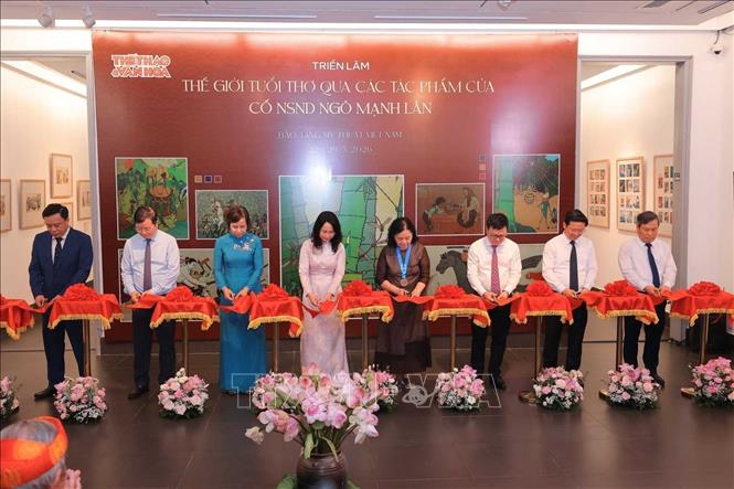 Các đại biểu thực hiện nghi lễ cắt băng khai mạc triển lãm “Thế giới tuổi thơ qua các tác phẩm của cố NSND Ngô Mạnh Lân”. Ảnh: Hoàng Hiếu - TTXVN