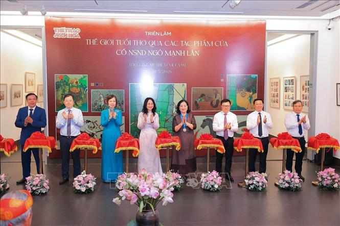 Các đại biểu thực hiện nghi lễ cắt băng khai mạc triển lãm “Thế giới tuổi thơ qua các tác phẩm của cố NSND Ngô Mạnh Lân”. Ảnh: Hoàng Hiếu - TTXVN
