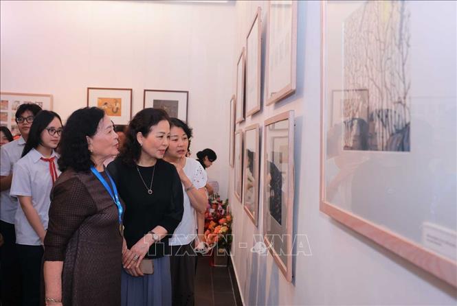 Các đại biểu tham quan triển lãm “Thế giới tuổi thơ qua các tác phẩm của cố NSND Ngô Mạnh Lân”. Ảnh: Hoàng Hiếu - TTXVN