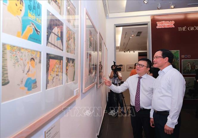 Các đại biểu tham quan triển lãm “Thế giới tuổi thơ qua các tác phẩm của cố NSND Ngô Mạnh Lân”. Ảnh: Hoàng Hiếu - TTXVN