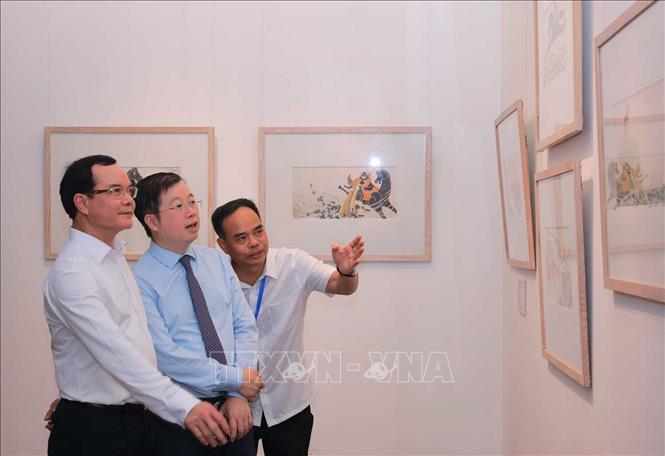 Các đại biểu tham quan triển lãm “Thế giới tuổi thơ qua các tác phẩm của cố NSND Ngô Mạnh Lân”. Ảnh: Hoàng Hiếu - TTXVN
