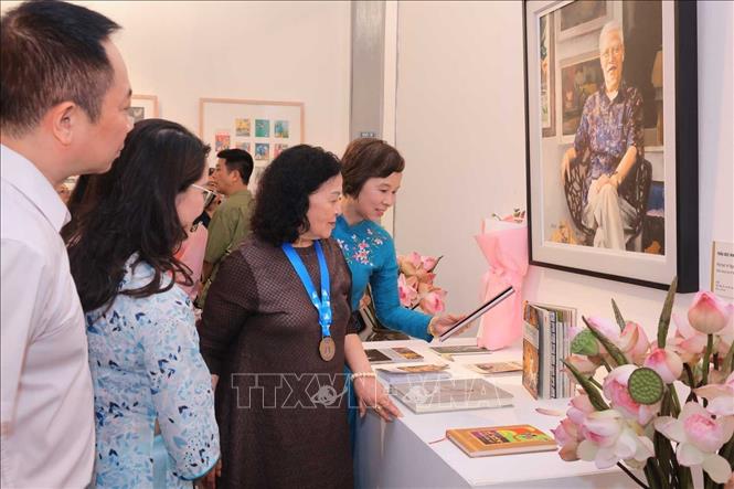 Các đại biểu tham quan triển lãm “Thế giới tuổi thơ qua các tác phẩm của cố NSND Ngô Mạnh Lân”. Ảnh: Hoàng Hiếu - TTXVN